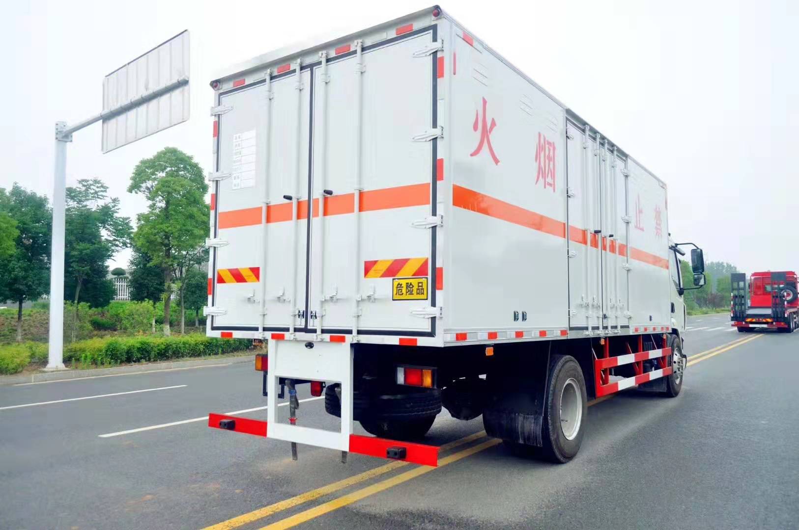 柳汽乘龙6.5米杂项危废厢式运输车