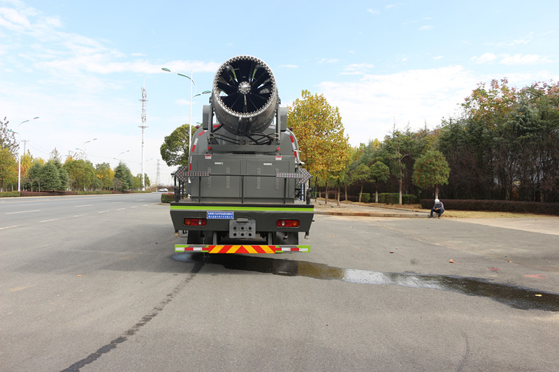 东风T5后双桥喷雾抑尘车，市场热卖